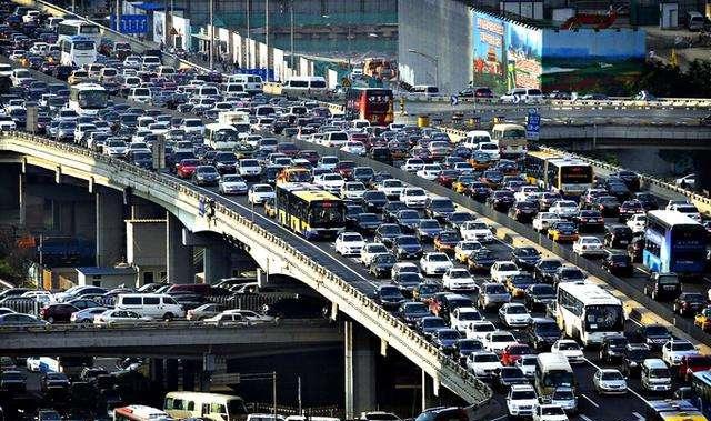 北京市城市公共违章停车乱象 政协呼吁停车管理实施“路长制”