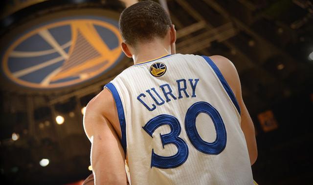 库里西决三分手感冰凉原因何在?是左膝伤病还