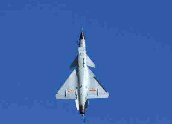 中国歼10换矢量发动机试飞成功,咱们来听听美