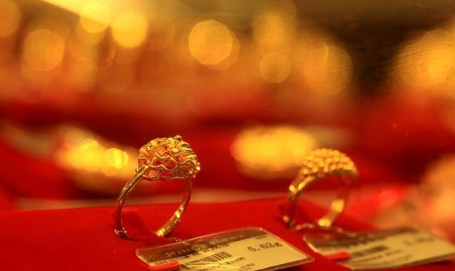 婚后婆婆对我千好万好, 戴着三金去闺蜜婚礼, 回