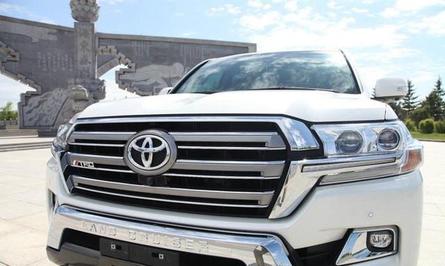 顶配100多万的丰田陆巡, 朋友说花了300多万, 打开车门信了