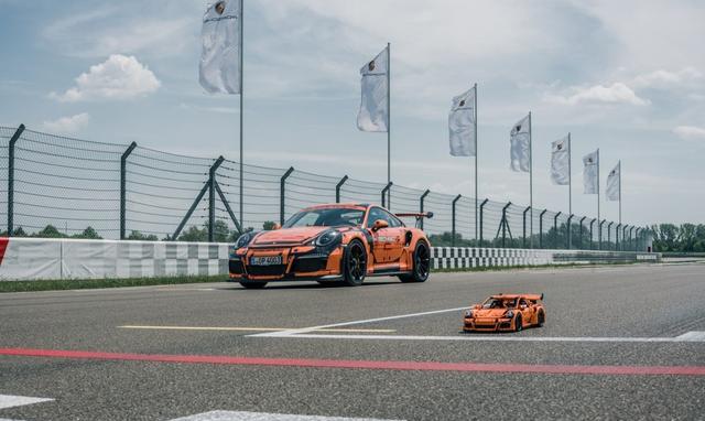 有钱人真会玩，把保时捷911 GT3 RS改装成乐高玩具