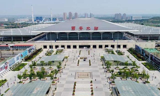 航拍成都东站和西安北站, 哪个火车站更霸气?