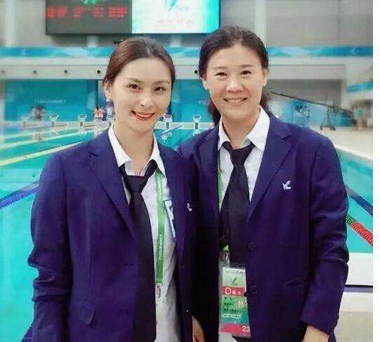 跳水女神华丽变身国际裁判 42岁魔鬼身材仍似