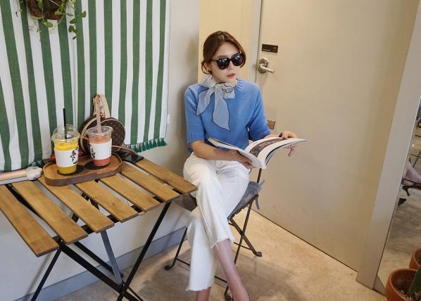 浅蓝色毛衣极简穿搭