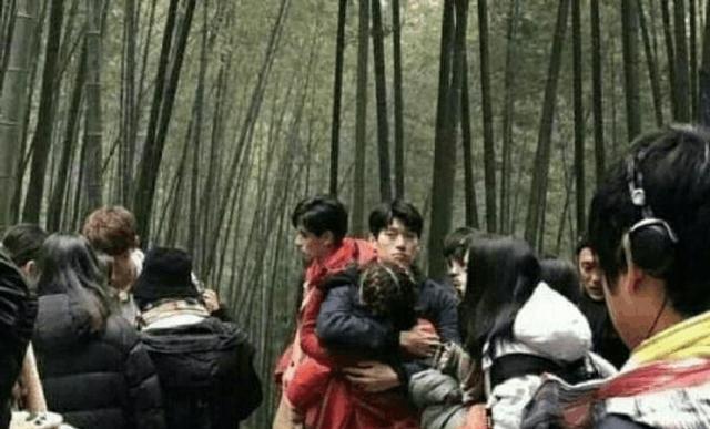 鬼鬼吴映洁和魏大勋在节目里勾肩加喂食, 白敬