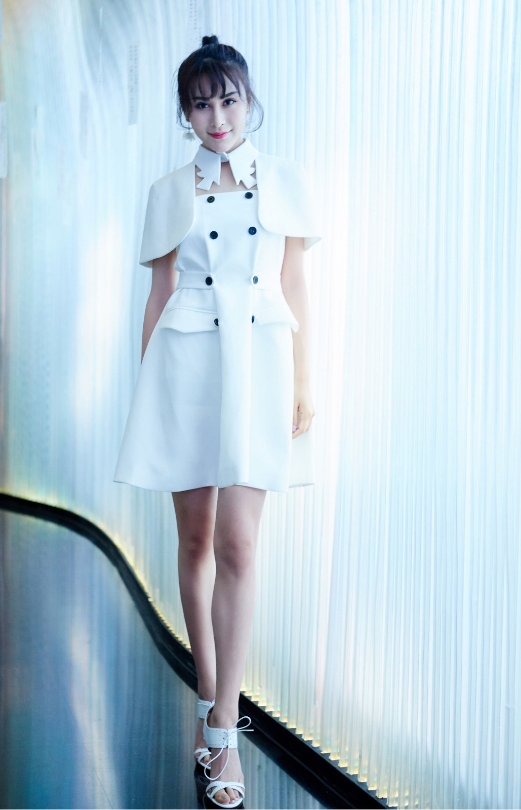 邵星颖少女风亮相盛典 复古斗篷迷你裙吸睛