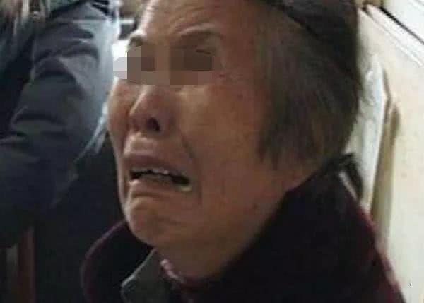 孕妇分娩大出血,产房外老公骂骂咧咧,婆婆怒给老公一