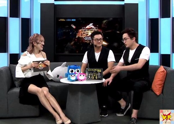 斗鱼黄金赛上, 女解说的坐姿成亮点, 两位男解说