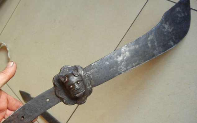 古代刽子手行刑的时候,为什么必须要用带鬼头的刀呢?