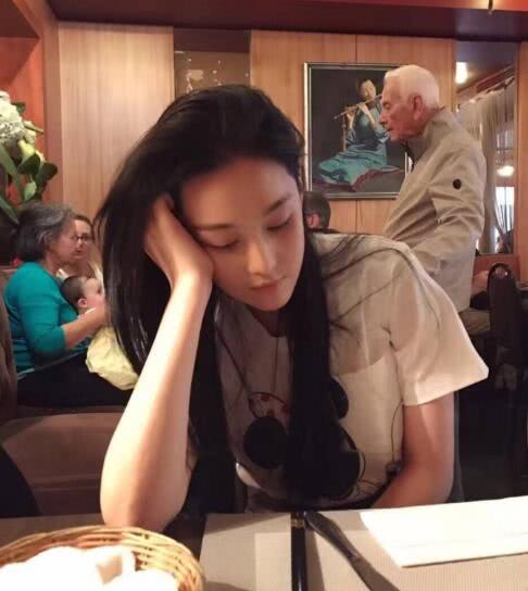 张馨予从昆山老家返回广州,与老公何捷低调用