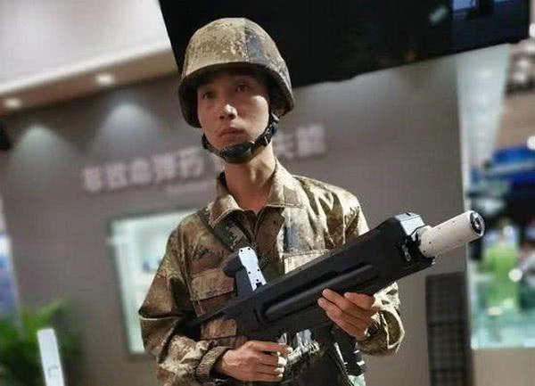 中国亮相新微型导弹,仅1.2公斤,6枚连发可拿下小型军事基地