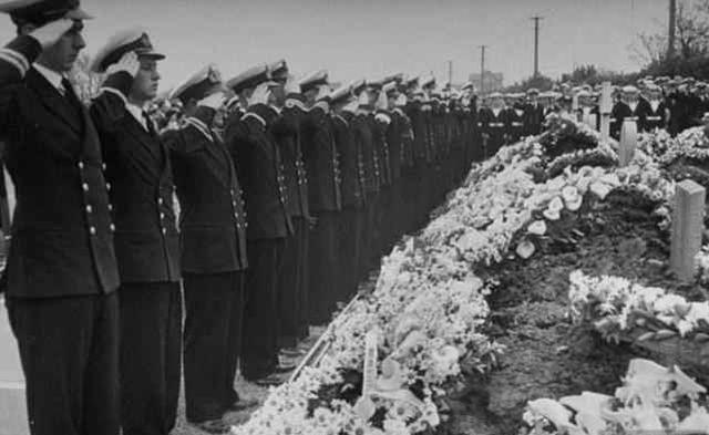 英国军舰闯入长江:遭遇我军炮火猛攻,丘吉尔只