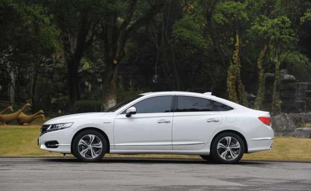 曾百公里10L油现仅4L,外观内饰不输雅阁，为何月销不足千台