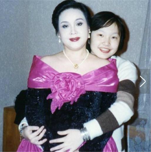 72岁李谷一全家福曝光,二婚丈夫似儿子般年轻,前夫儿子有出息