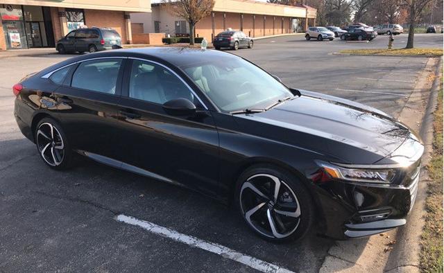 首提十代本田雅阁,颜值帅的一塌糊涂,后排没有