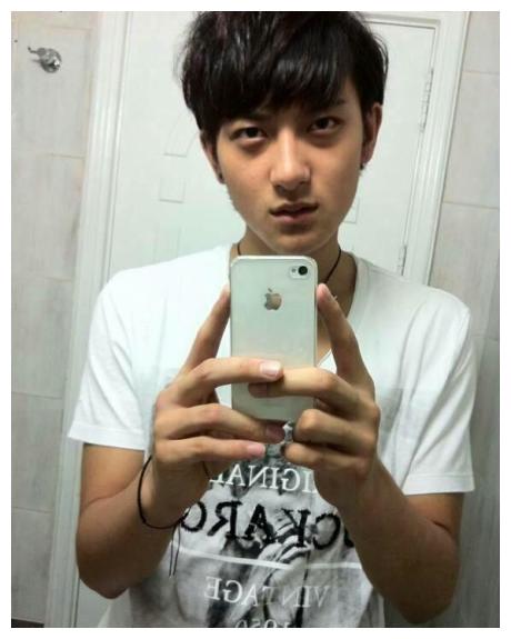 黄子韬出道前照片流出,丑不丑一目了然?网友: