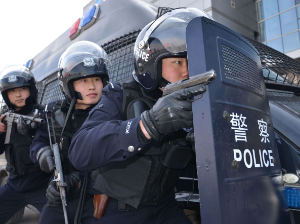 普通陆军野战部队与公安特警哪个战斗力更强?