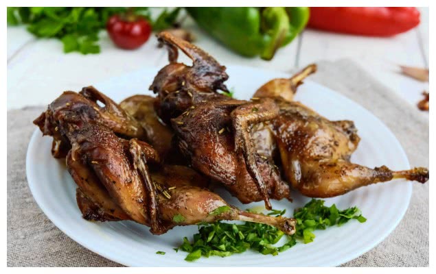 大学生毕业创业卖油炸鹌鹑,10元一个,点睛之笔