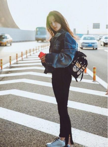 迪丽热巴素颜被路人抓拍照片曝光,网友:跟想象中有点不一样啊!