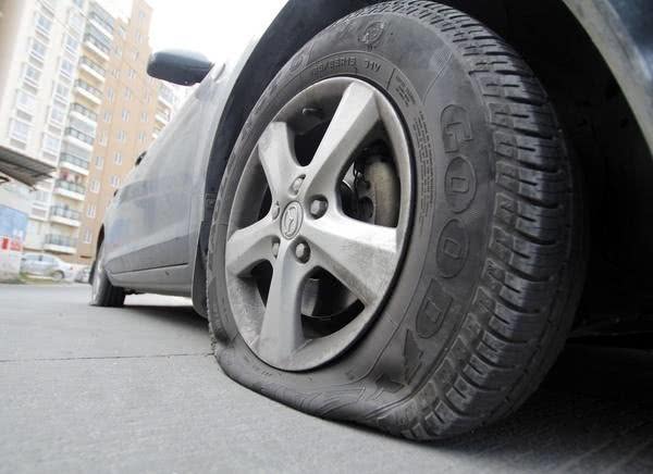 当汽车轮胎被扎钉子后该怎么处理？还能继续开车吗？
