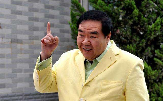 郑则仕妻子面容早衰,是年轻时走错路的结果,如今疼爱妻子为赎罪