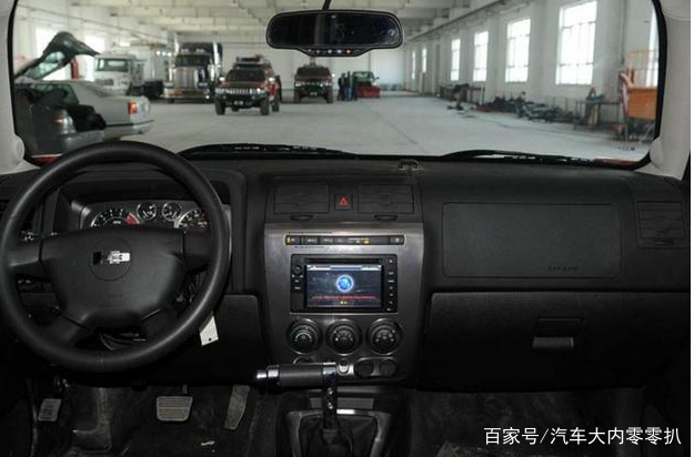 陈小春抱怨应采儿10年都不换车,看完他的车,网友:我永远也不换