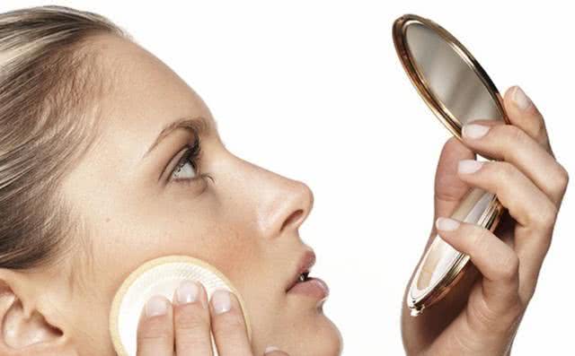 画完妆后脸上总是卡粉,几个急救小妙招告诉你