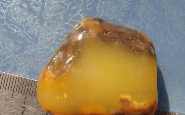 怎样区分一块石头是黄龙玉还是黄腊石?看完你