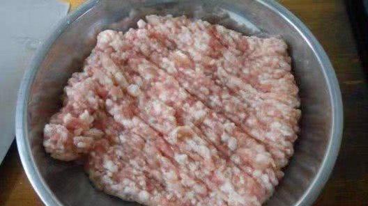 做肉丸子的时候先放油还是先放水？我来教你怎么做，肉丸绝对好吃