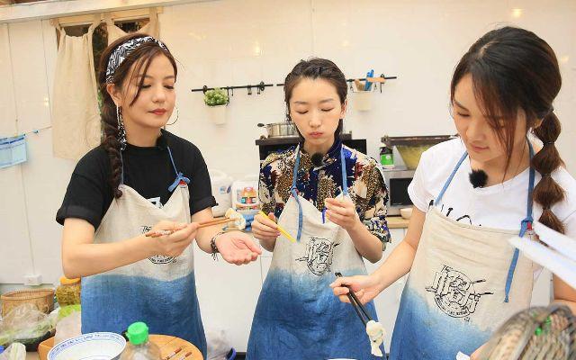 赵薇、黄晓明、周冬雨,《中餐厅》两任店长和第一季“吧台小妹”都图片