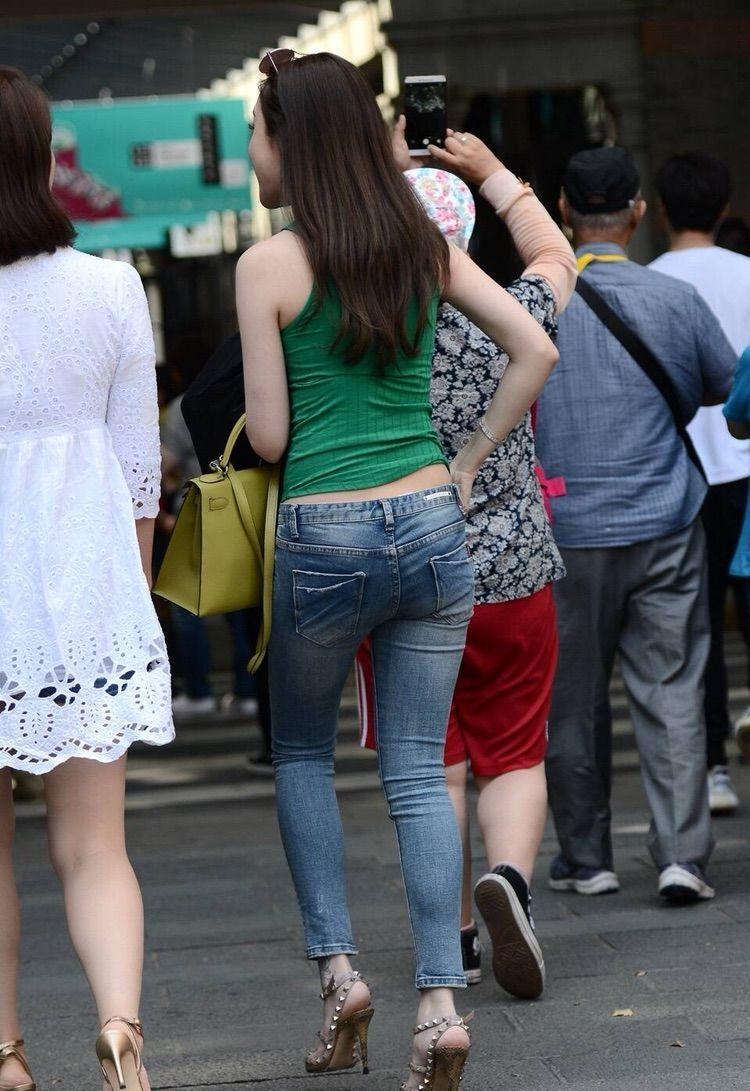 街拍: 美女破洞牛仔裤配铆钉高跟鞋, 小腹有点赘肉更性感!