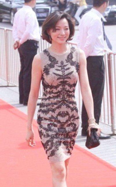 冻龄女神董卿走在红毯上，身后几个安保人员一直盯着她看