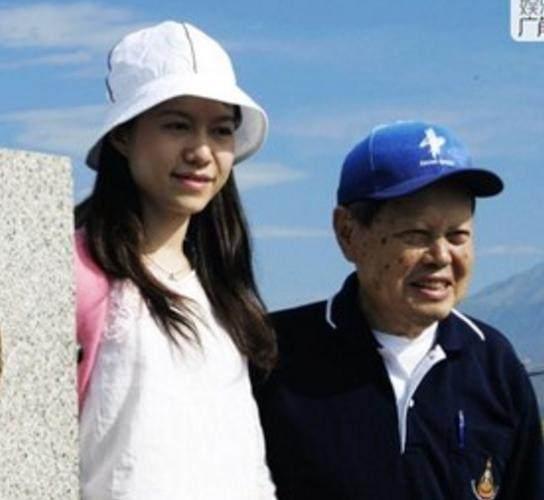 杨振宁老婆和邓建国老婆近照，同是老夫少妻，婚后生活天差地别