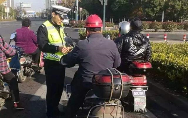 交警电动车违章罚款执行,家有电动车的看看,司