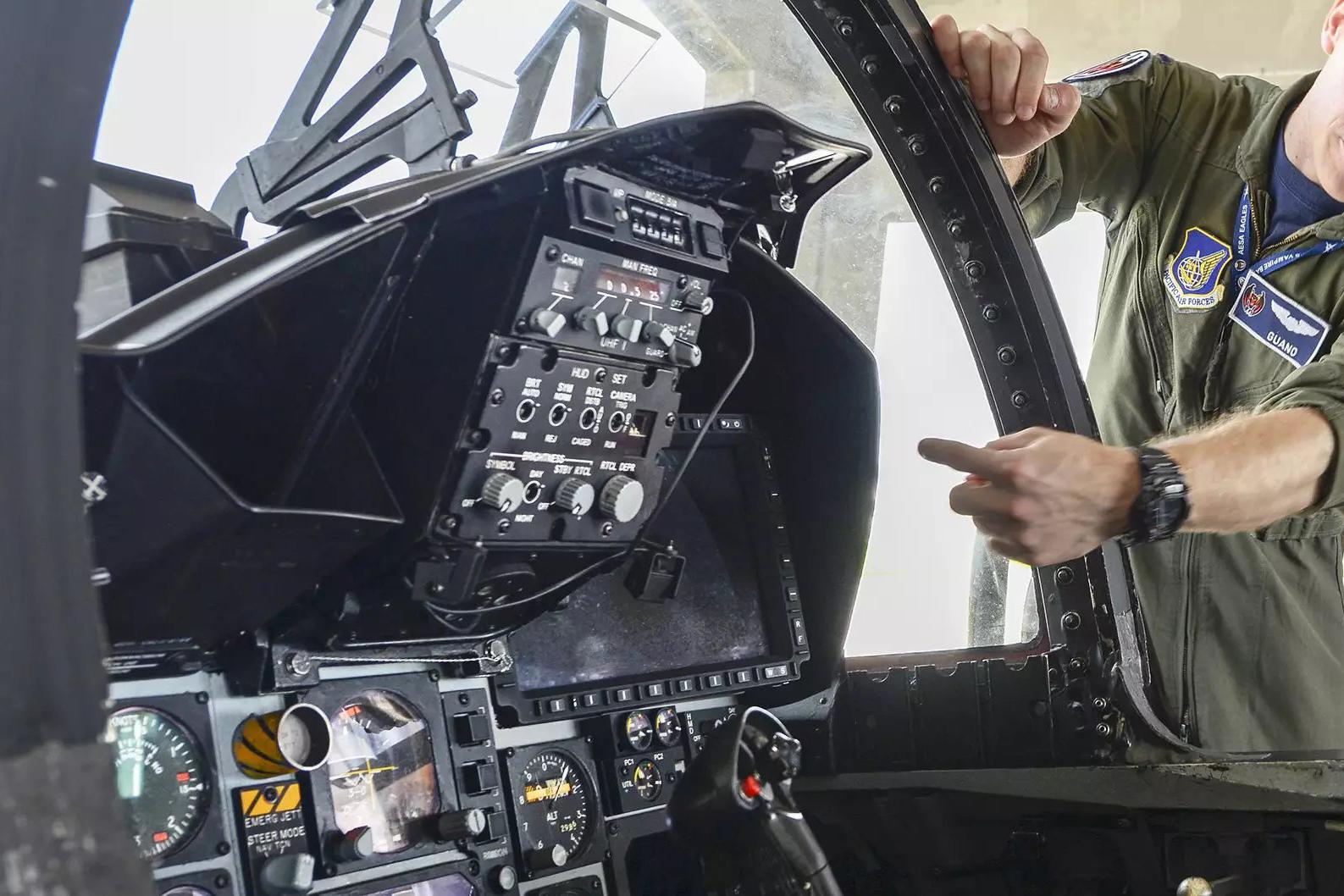 美f-15c也开始给座舱更换大屏显示