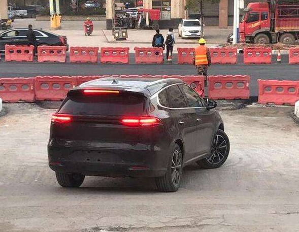 下班偶遇比亚迪唐二代燃油版,尺寸比汉兰达更大,2.0T或14万起