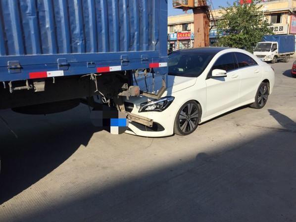奔驰glc200l路口追尾大货车,女司机:5万处理,家里不差钱