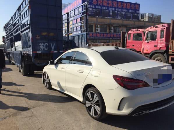 奔驰glc200l路口追尾大货车,女司机:5万处理,家里不差钱