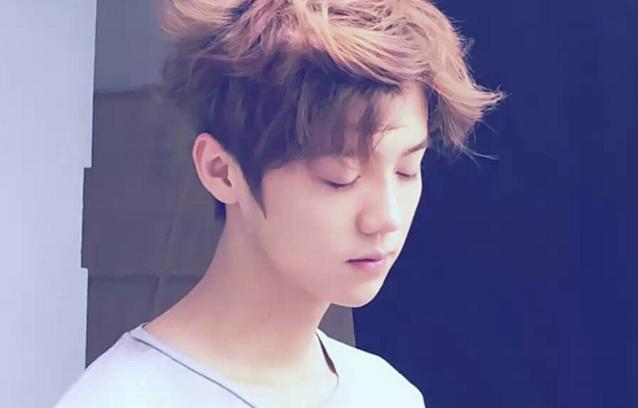 鹿晗坐飞机恐高症发作引起不适 邓超暖心举动令粉丝感动