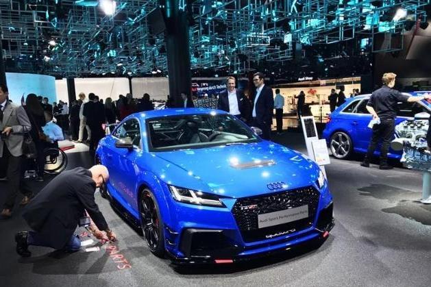 奥迪再推豪车系列，夜店首选的车型，高动力加速不过三秒而已。