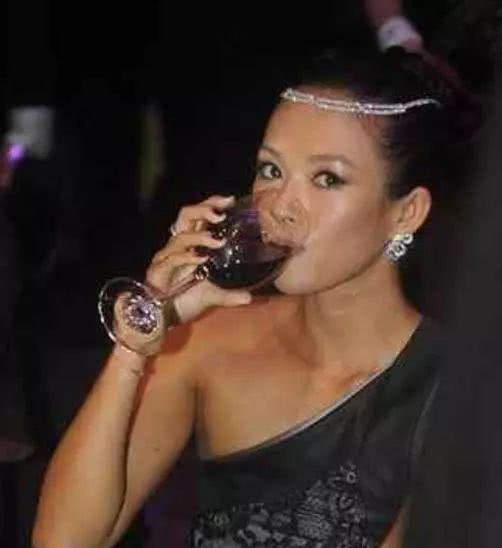 明星喝红酒如何端酒杯?章子怡姿势错误,赵薇才是行家