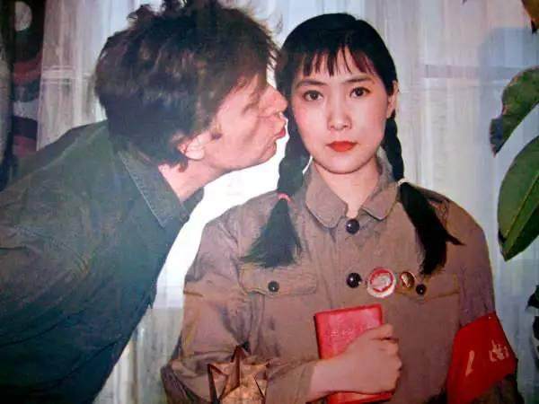 她是第一个嫁给外国人的女演员,为此和家人闹