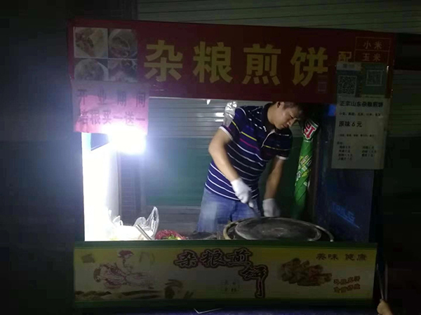 90后煎饼摊主发爱心煎饼:儿子看病获助 延续爱心