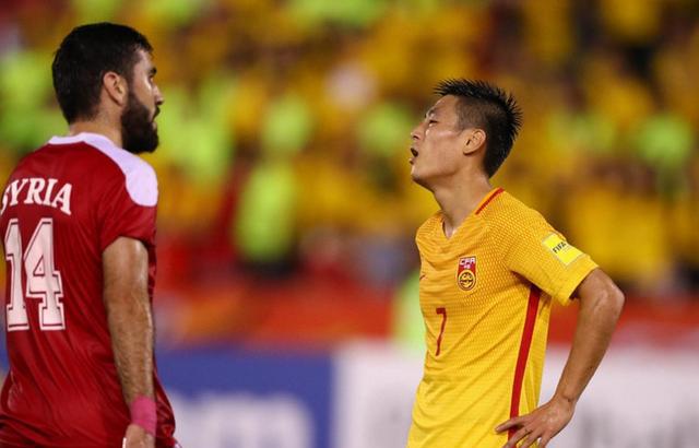 评论员集体爆粗口,五种质疑,国足到底缺什么?