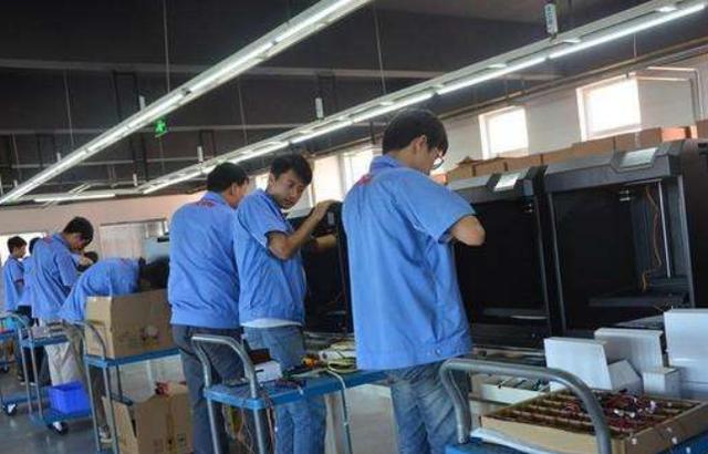 刚入职7天的新员工,会上提出建议,老板笑着回