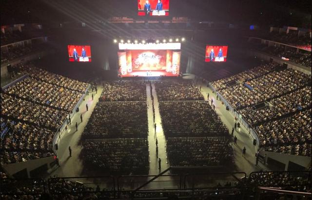 《师徒父子相声大典》上海秀,郭德纲岳云鹏等六人承包数万人笑点