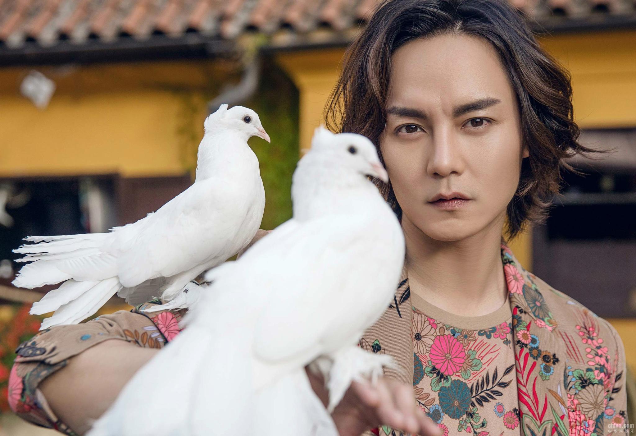 他曾是郭京飞助理,却连好莱坞都捧不红,却一首歌红遍大江南北