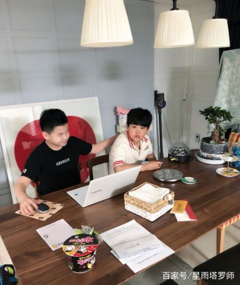 当年《爸爸！我们去哪里？》里的尹厚、俊秀成长近况公开！
