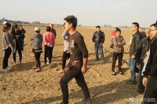 滑县的小伙李硕硕下25米深的机井救人，感动了所有人